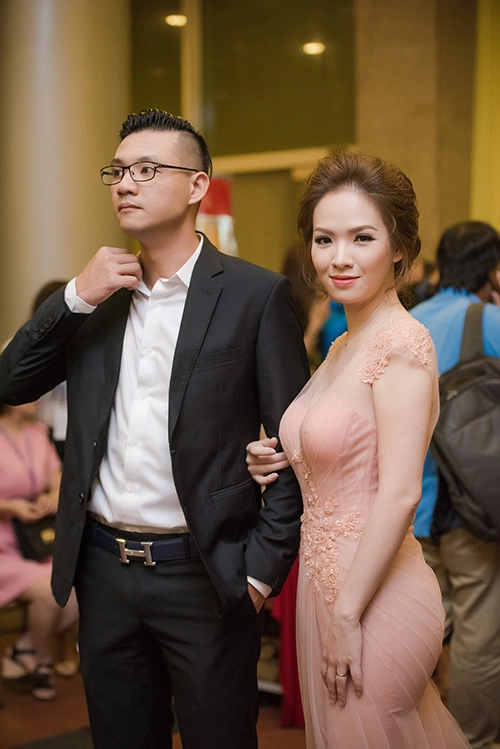 Hoa hậu thu thủy mất điểm vì váy xấu