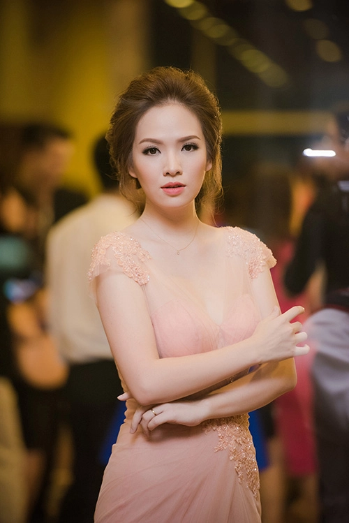 Hoa hậu thu thủy mất điểm vì váy xấu