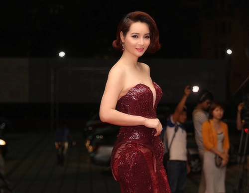 Hoa hậu thu thủy mất điểm vì váy xấu