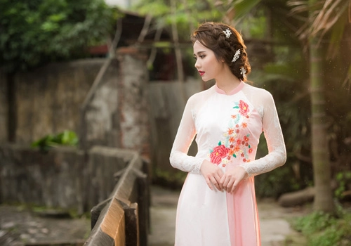 Hot girl huyền lizzie mặc áo dài khoe eo thon gợi cảm