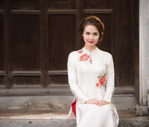 Hot girl huyền lizzie mặc áo dài khoe eo thon gợi cảm
