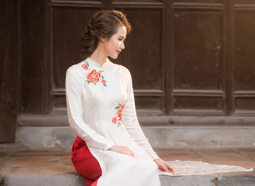 Hot girl huyền lizzie mặc áo dài khoe eo thon gợi cảm