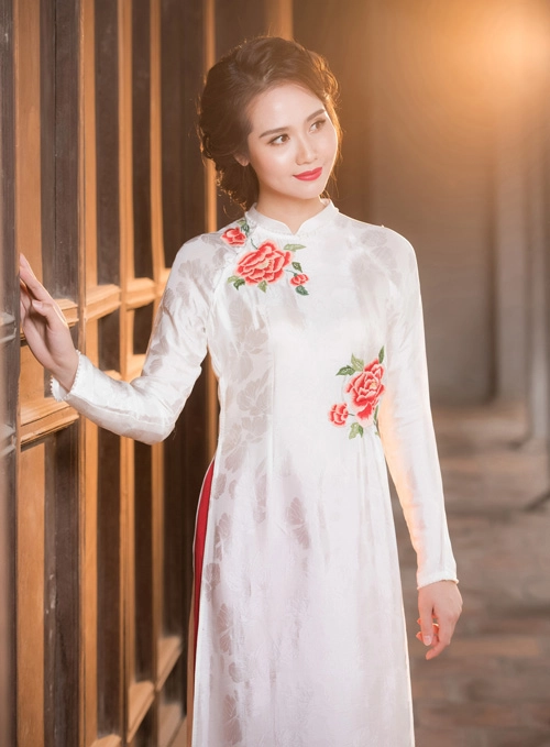 Hot girl huyền lizzie mặc áo dài khoe eo thon gợi cảm