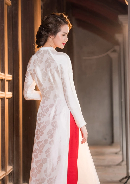 Hot girl huyền lizzie mặc áo dài khoe eo thon gợi cảm