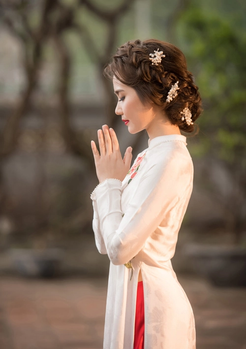 Hot girl huyền lizzie mặc áo dài khoe eo thon gợi cảm