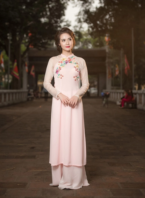 Hot girl huyền lizzie mặc áo dài khoe eo thon gợi cảm