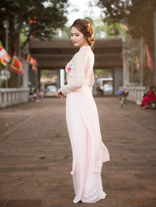 Hot girl huyền lizzie mặc áo dài khoe eo thon gợi cảm
