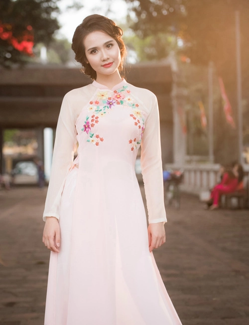 Hot girl huyền lizzie mặc áo dài khoe eo thon gợi cảm