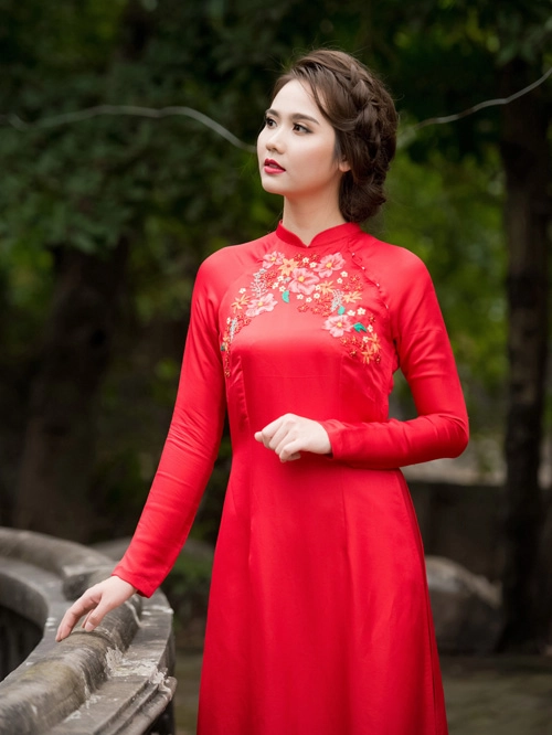 Hot girl huyền lizzie mặc áo dài khoe eo thon gợi cảm