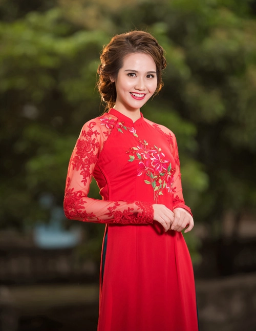 Hot girl huyền lizzie mặc áo dài khoe eo thon gợi cảm