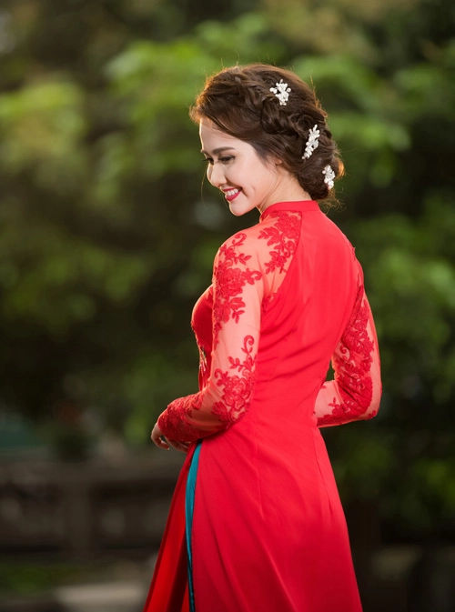 Hot girl huyền lizzie mặc áo dài khoe eo thon gợi cảm