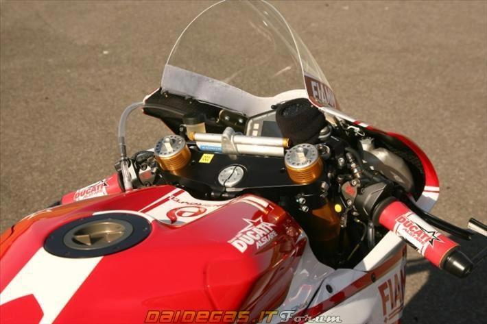 Mô tô ducati 1199 panigale trên đường đua