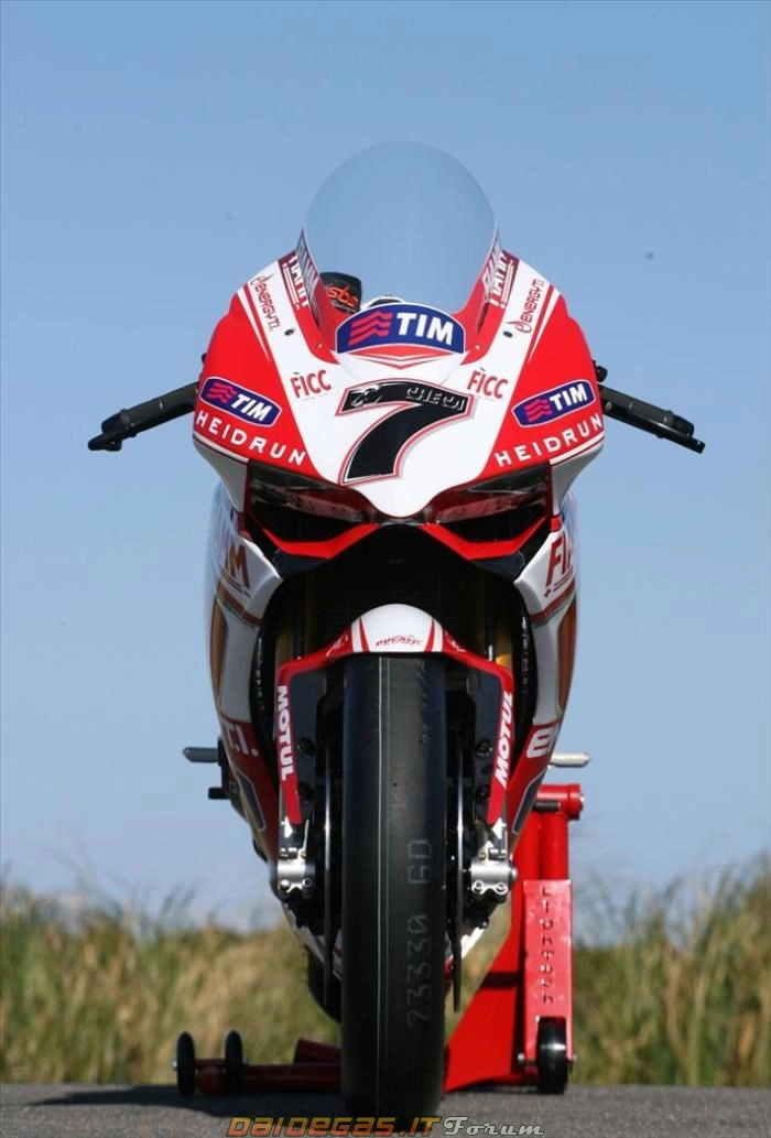 Mô tô ducati 1199 panigale trên đường đua