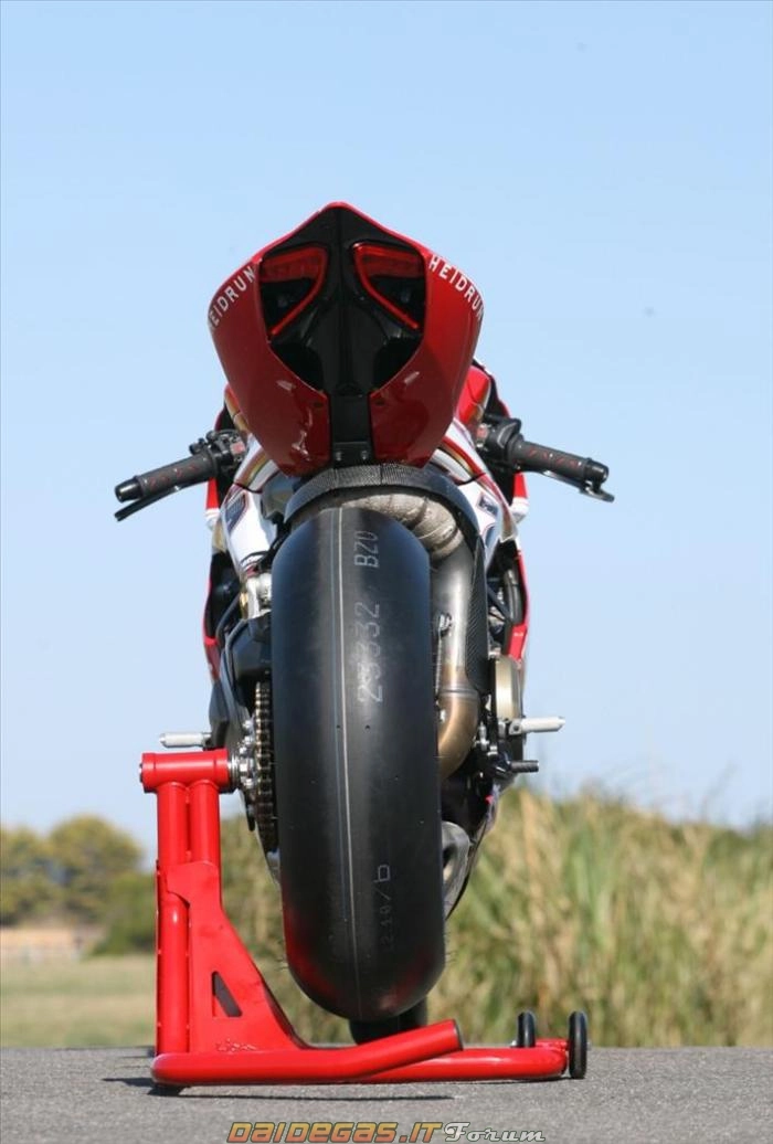 Mô tô ducati 1199 panigale trên đường đua