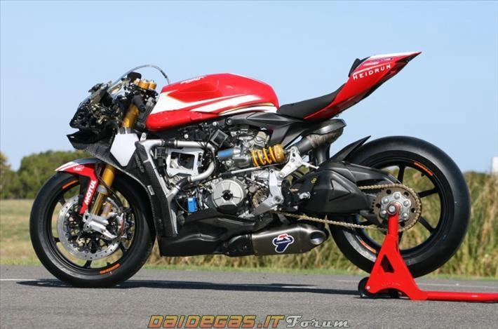 Mô tô ducati 1199 panigale trên đường đua