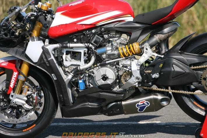 Mô tô ducati 1199 panigale trên đường đua
