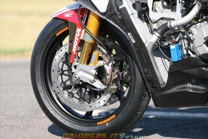 Mô tô ducati 1199 panigale trên đường đua