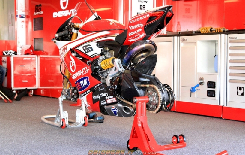 Mô tô ducati 1199 panigale trên đường đua