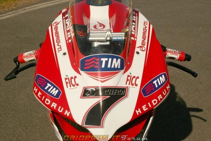 Mô tô ducati 1199 panigale trên đường đua