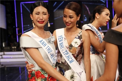Thí sinh hkad chia tay trong nước mắt