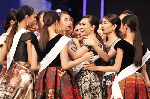 Thí sinh hkad chia tay trong nước mắt