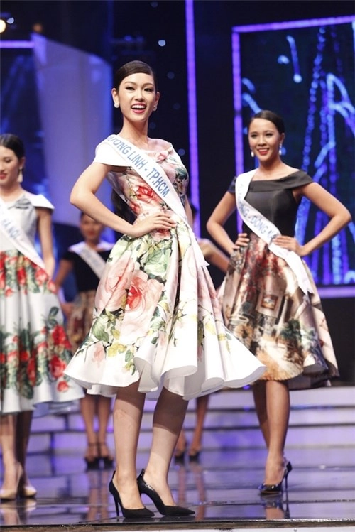 Thí sinh hkad chia tay trong nước mắt