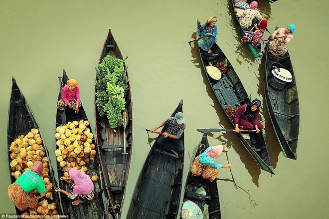 Vẻ bình yên của chợ nổi indonesia của nhiếp ảnh gia fauzen maududdin