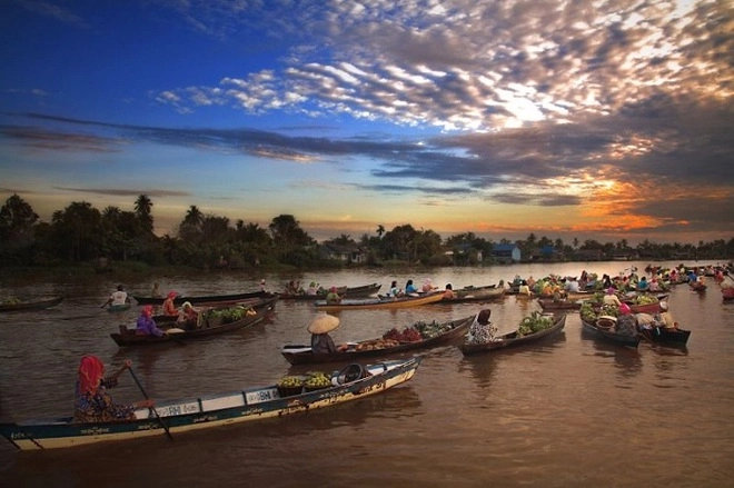 Vẻ bình yên của chợ nổi indonesia của nhiếp ảnh gia fauzen maududdin