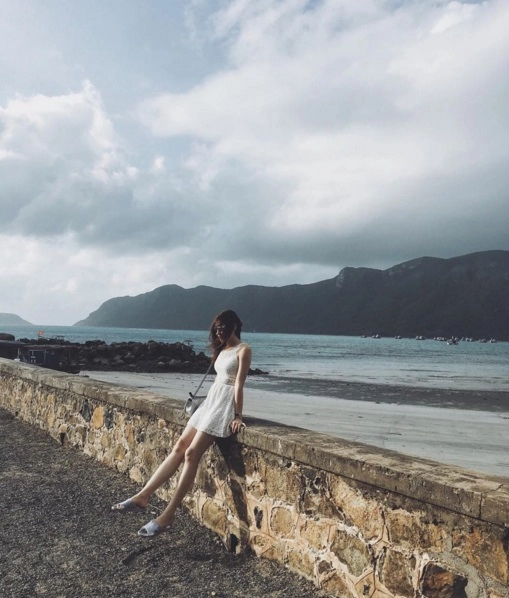 Bất ngờ khi bóc giá váy của á hậu tú anh