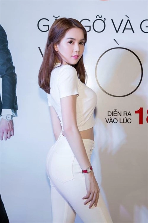 Cách diện trang phục trắng tinh khôi