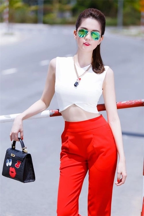 Cách diện trang phục trắng tinh khôi