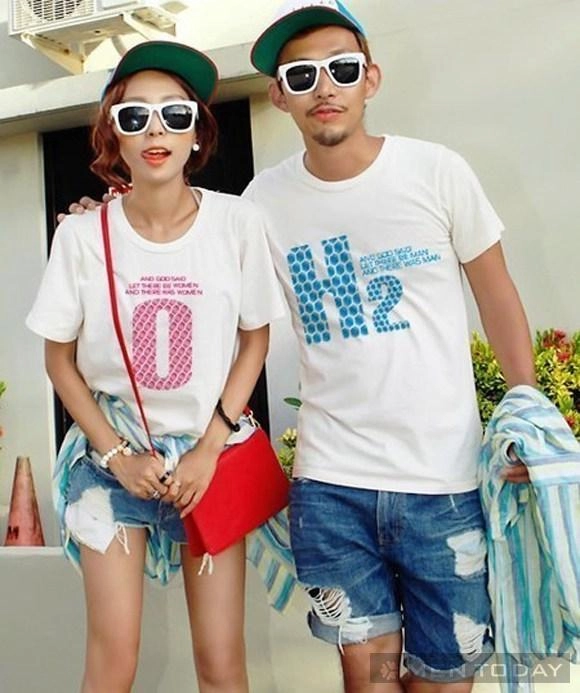 Cặp đôi lãng mạn với đồ đôi đi biển màu sắc sặc sỡ
