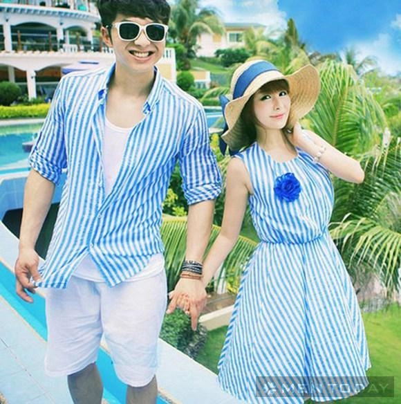 Cặp đôi lãng mạn với đồ đôi đi biển màu sắc sặc sỡ