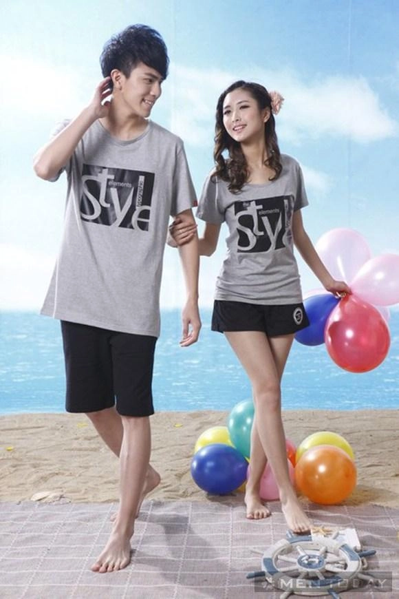 Cặp đôi lãng mạn với đồ đôi đi biển màu sắc sặc sỡ