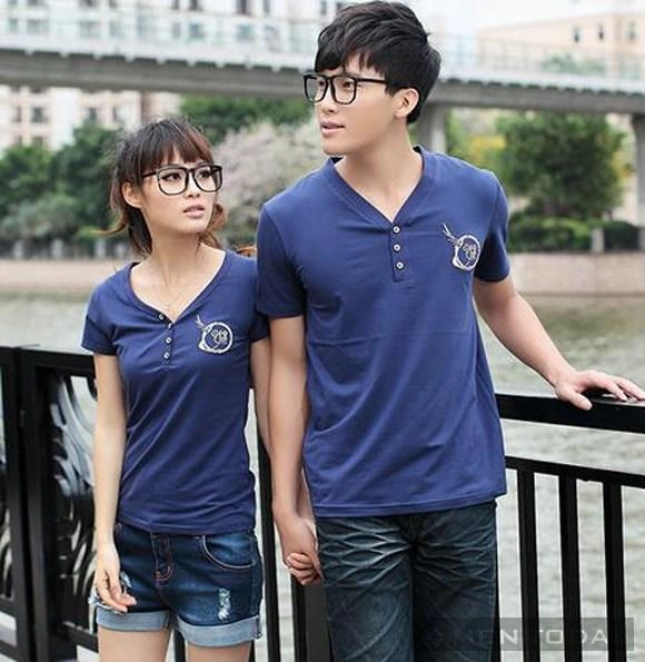 Cặp đôi lãng mạn với đồ đôi đi biển màu sắc sặc sỡ