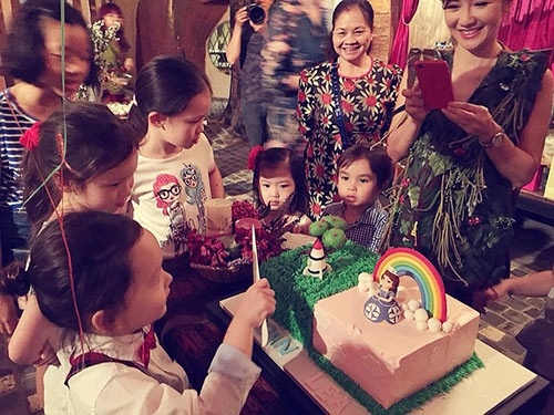 Con gái hồng nhung vui vẻ đón sinh nhật