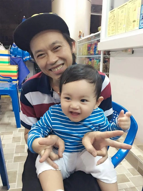 Con trai khánh thi cười tít mắt siêu đáng yêu