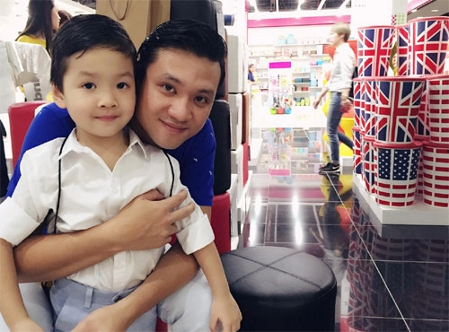 Con trai khánh thi cười tít mắt siêu đáng yêu