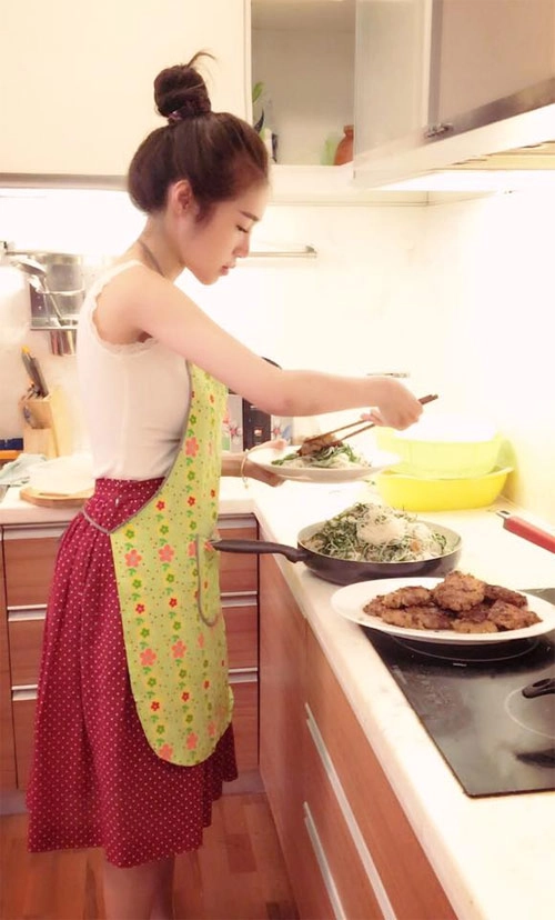 Con trai khánh thi cười tít mắt siêu đáng yêu