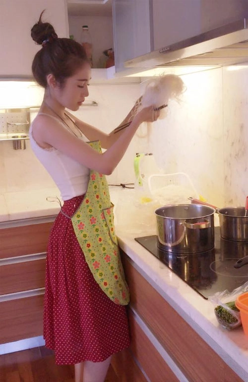 Con trai khánh thi cười tít mắt siêu đáng yêu