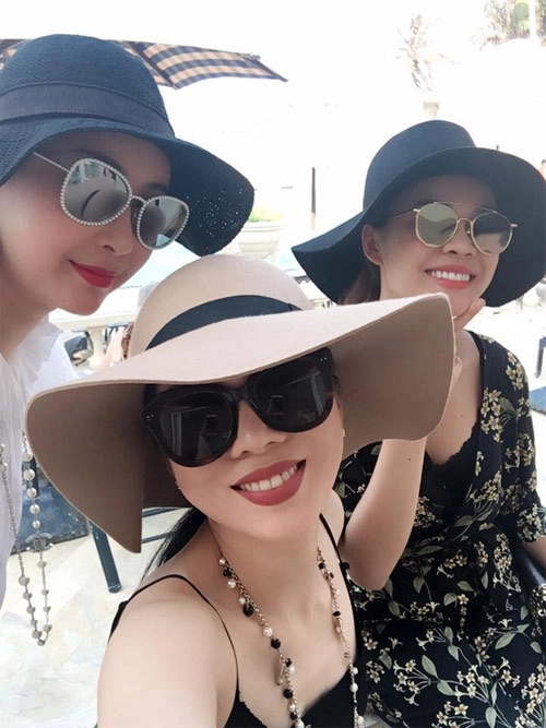 Con trai khánh thi cười tít mắt siêu đáng yêu