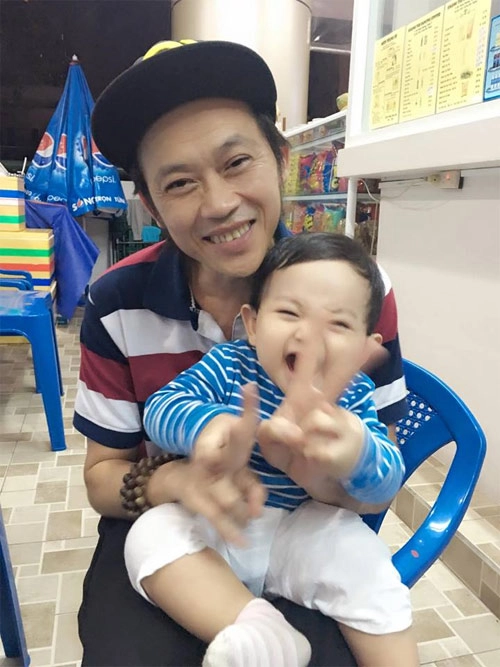 Con trai khánh thi cười tít mắt siêu đáng yêu