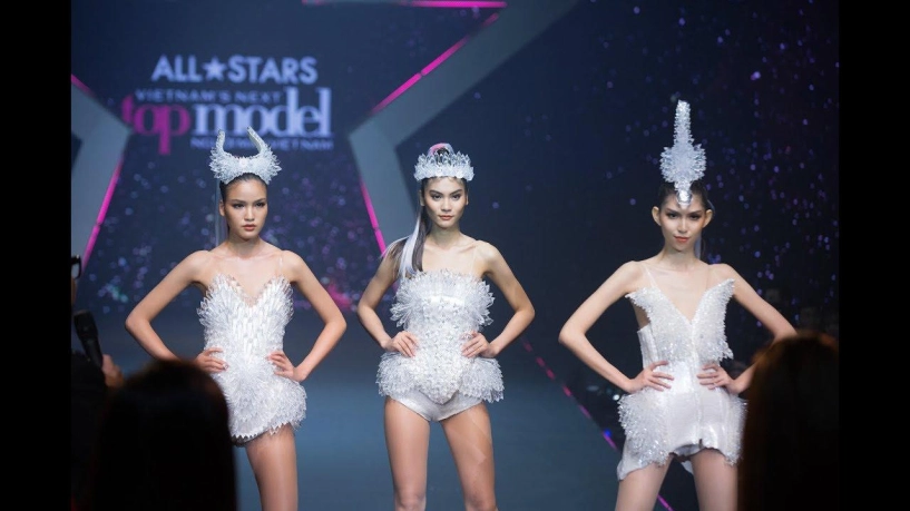 Dàn hot girl diện bikini trên truyền hình gây tranh cãi