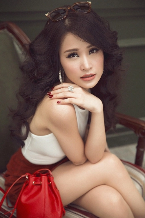 Đông nhi bảo anh diện trang phục song sinh đầy cá tính