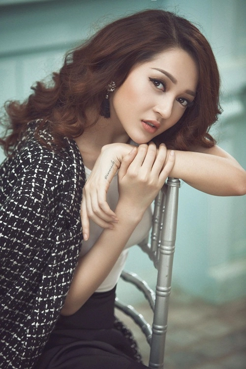 Đông nhi bảo anh diện trang phục song sinh đầy cá tính