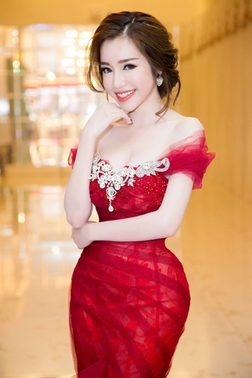 Elly trần khoe vòng ba đáng kinh ngạc