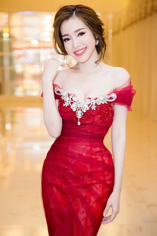 Elly trần khoe vòng ba đáng kinh ngạc