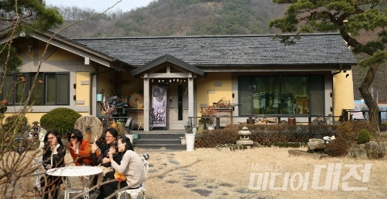 Fan oanh tạc ngôi nhà của bố mẹ song joong ki