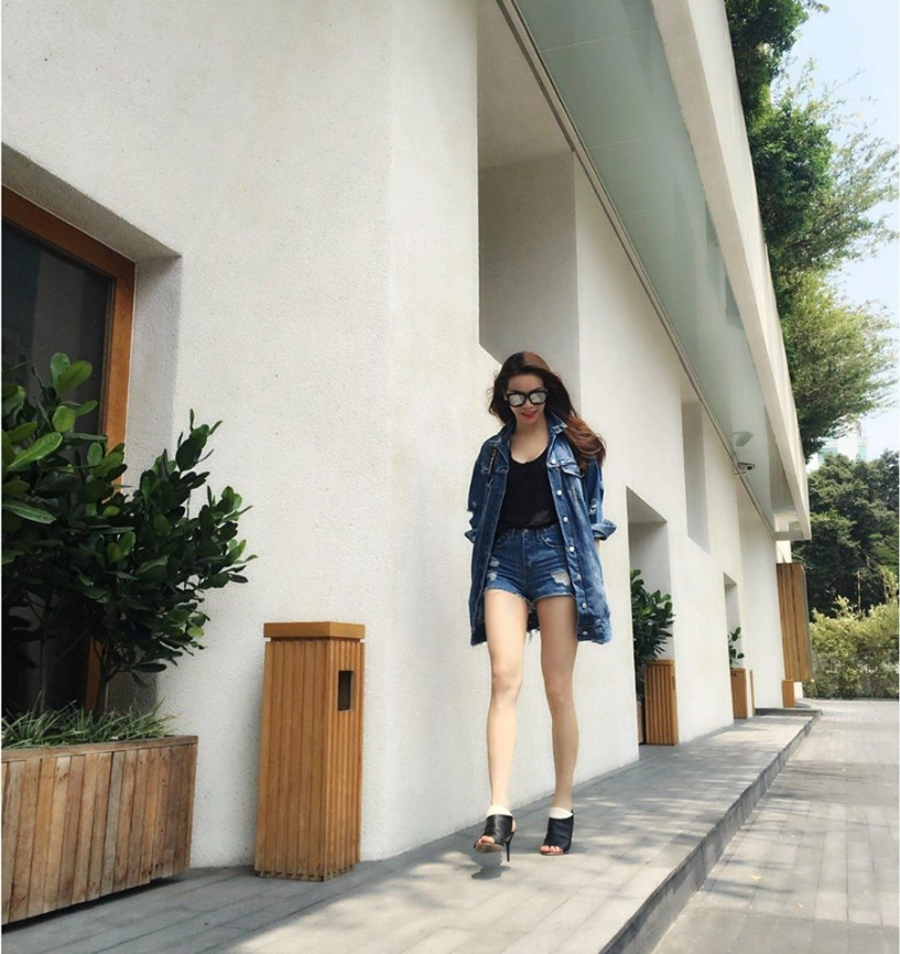 Hồ ngọc hà sexy bỏng mắt với soóc jean 5cm
