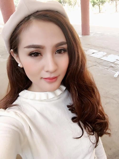 Hot girl kelly thừa nhận đã nhiều lần sửa cằm